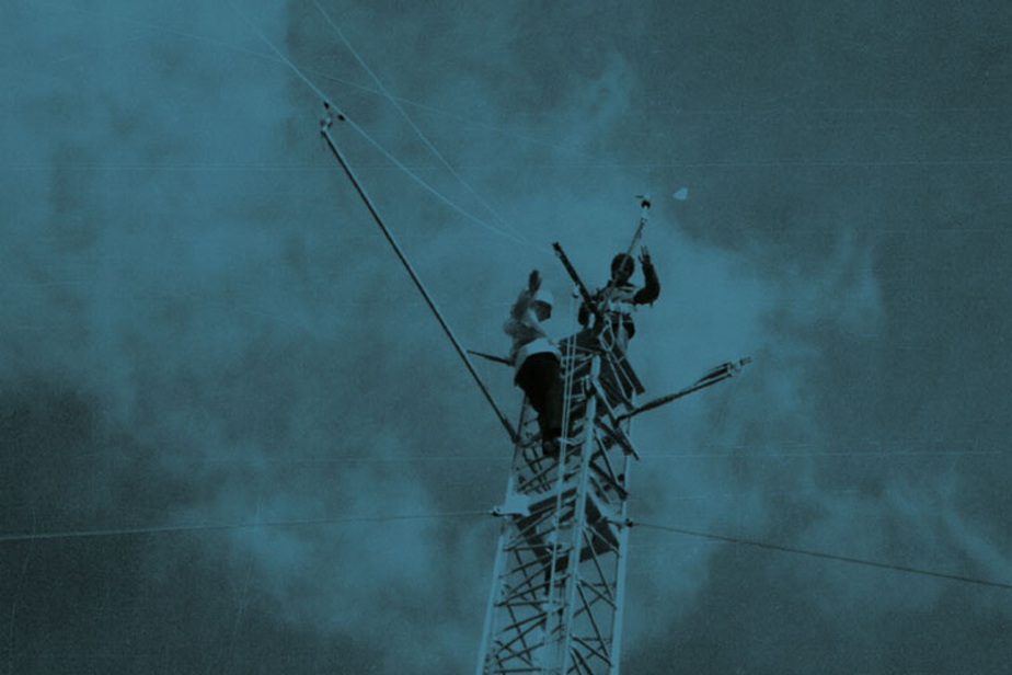 Students erecting a mast as part of the MESOKLIP field experiment, 1979