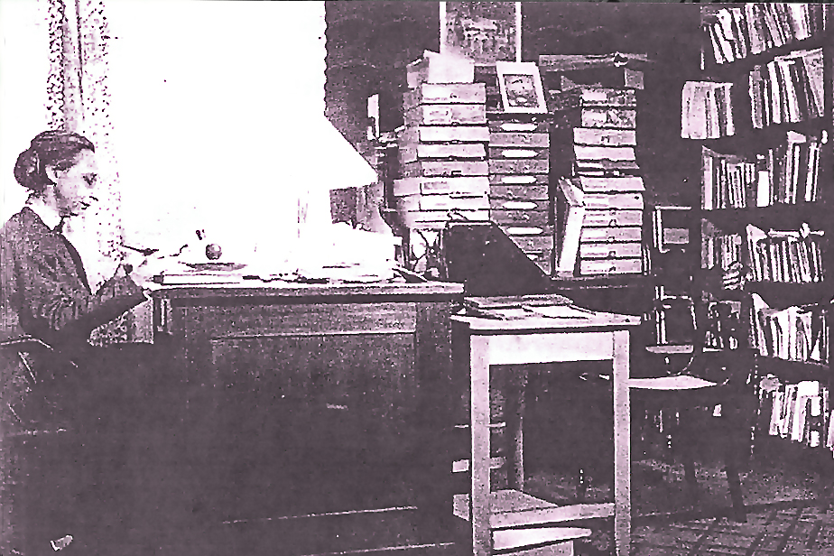Agathe Lasch in her apartment in today’s Gustav-Leo-Straße 9, 1930
