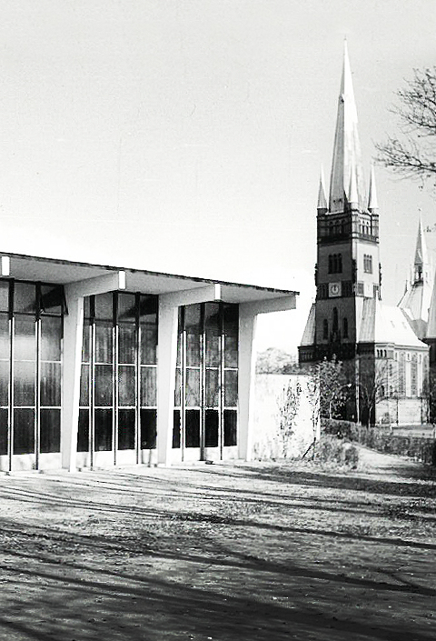Die neugebaute Turnhalle, um 1960.