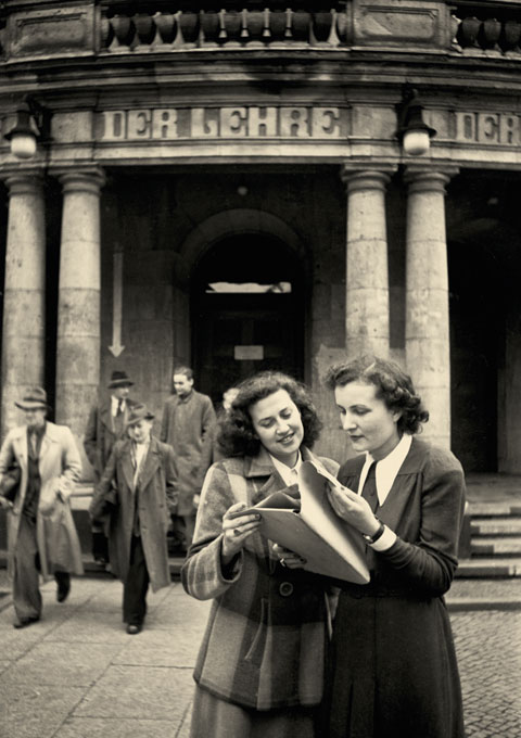 Hamburger Studentinnen vor dem Hauptgebäude, 1947