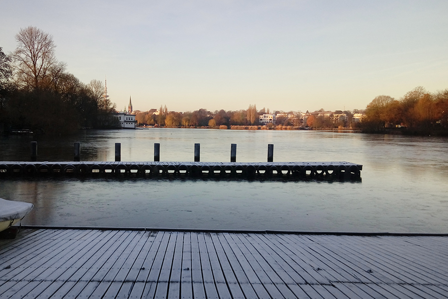 Segelsteg der Universität Hamburg im Winter.