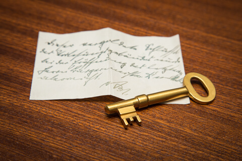 The photo shows the golden key to the lecture building—officially handed over by Edmund Siemers in 1911.
