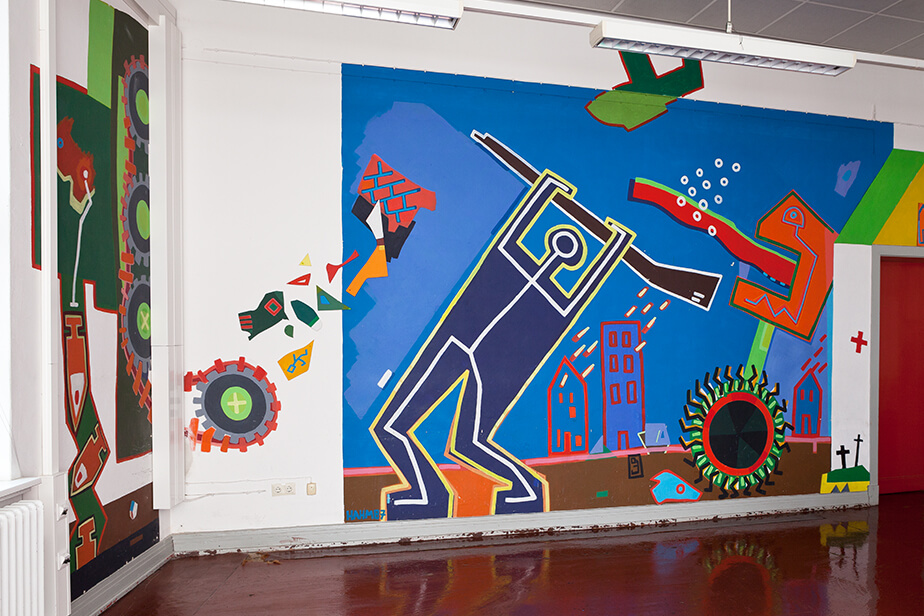 The photo shows the colorful mural created by Constantin Hahm in the Pferdestall’s seminar room.